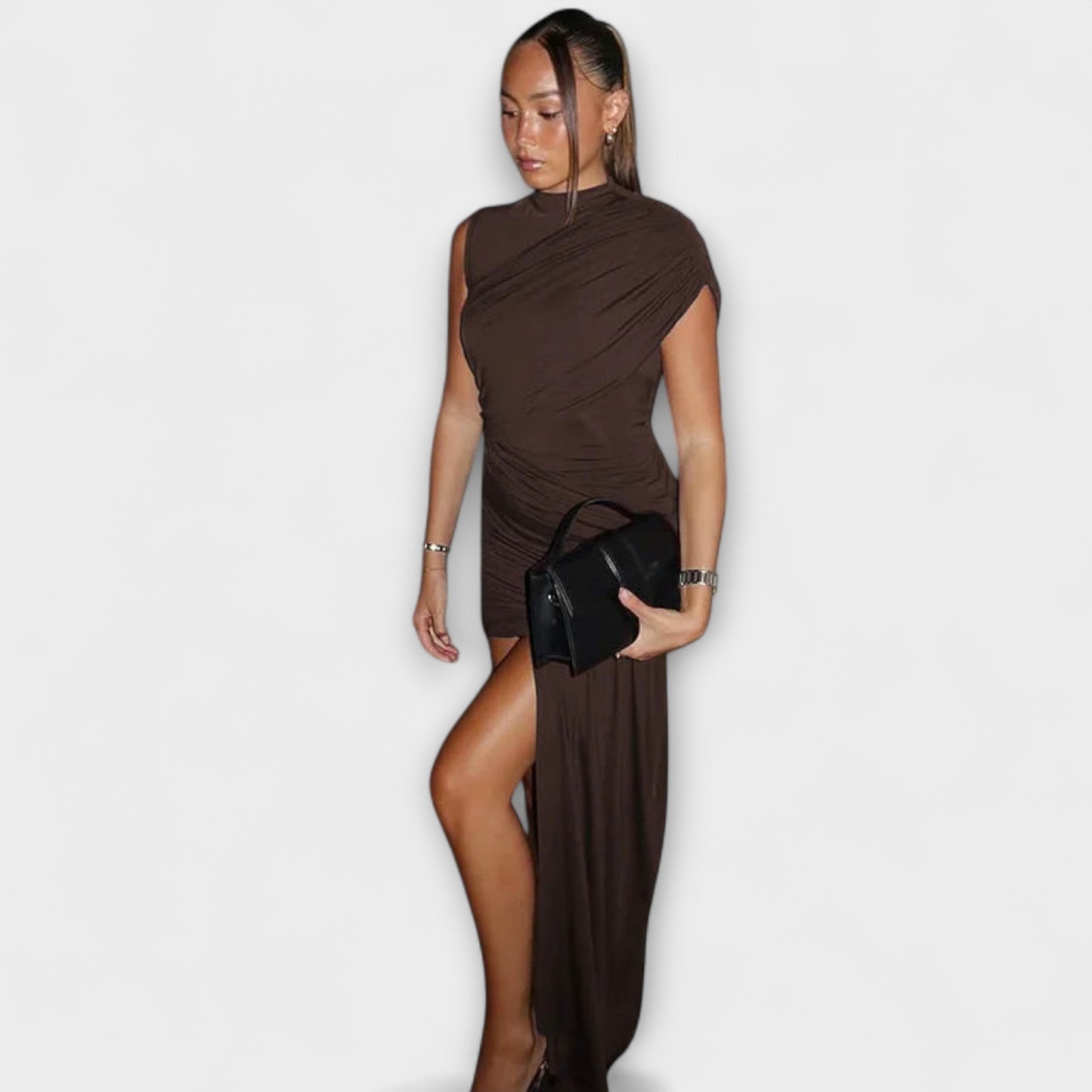 Lila - Chic Slim-Fit Dress with Round Neckline and Pleats