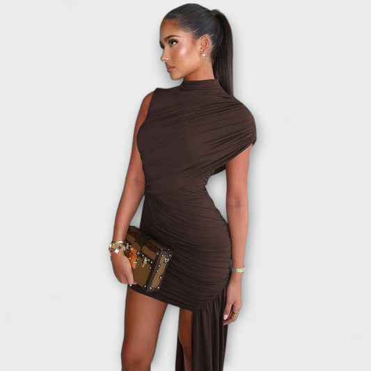 Lila - Chic Slim-Fit Dress with Round Neckline and Pleats