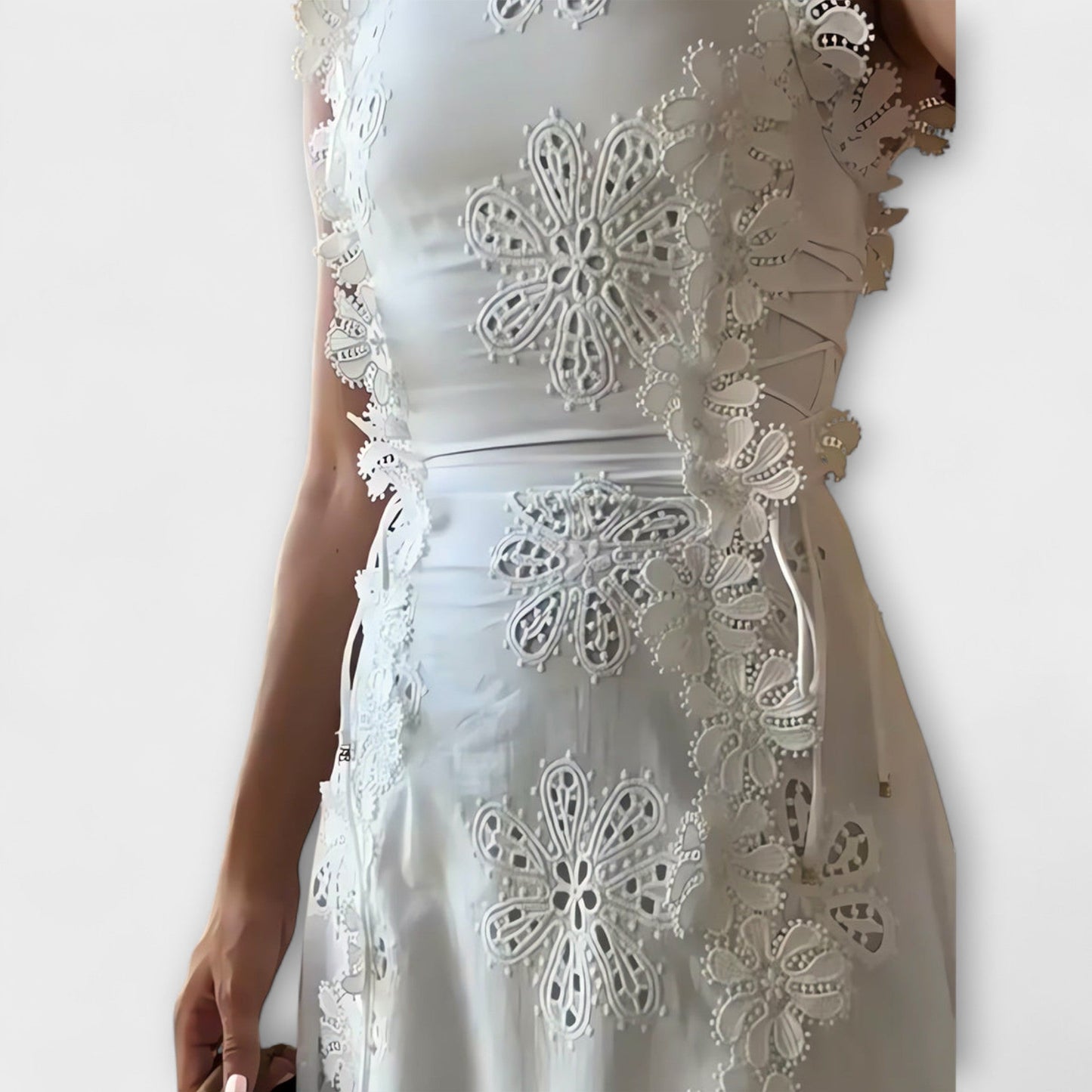 Éliora – Maxi Dress with Lace Floral Design and Ties